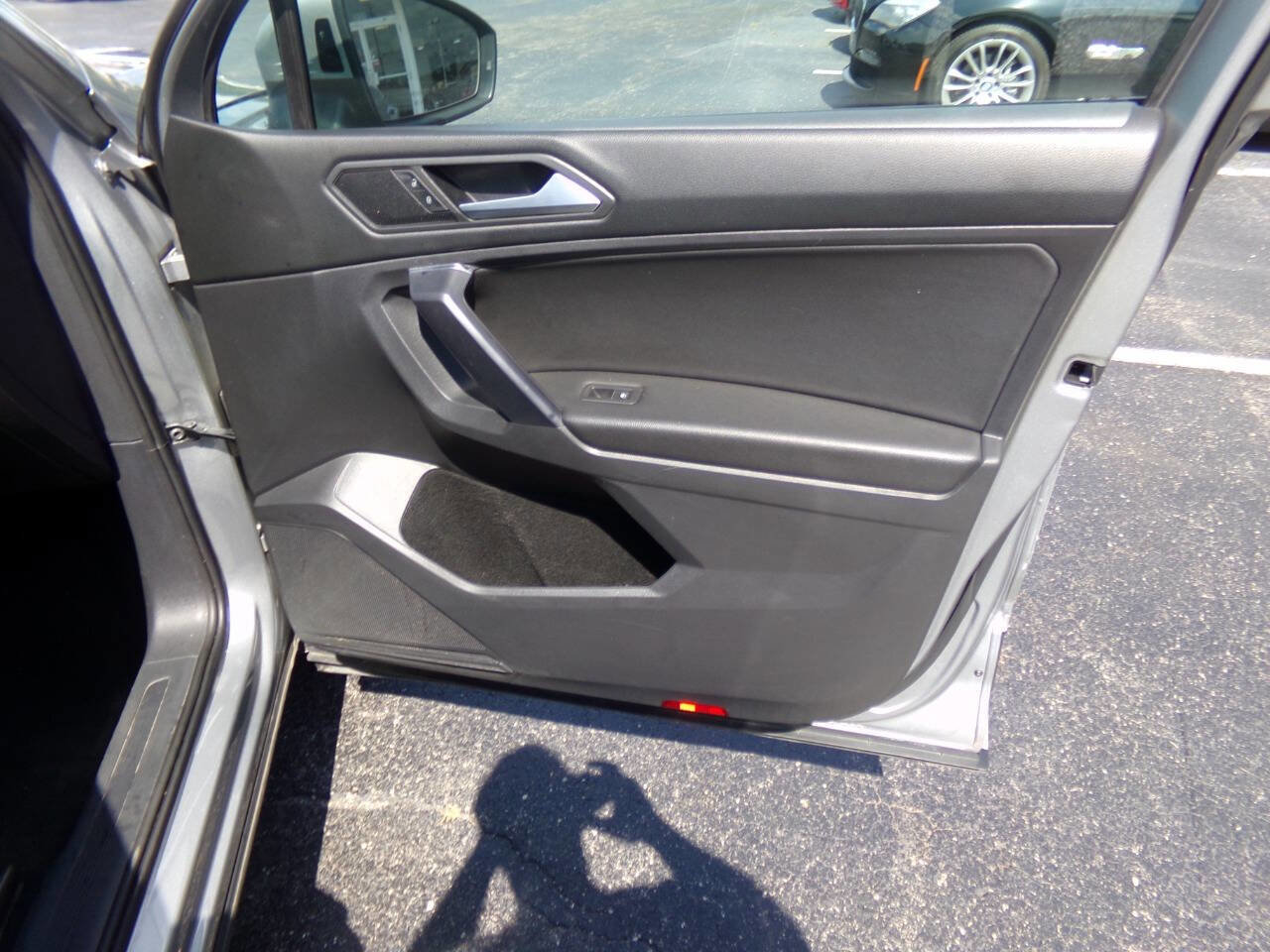 Used 2021 Volkswagen Tiguan SE image 31