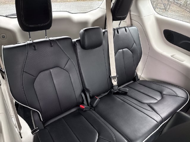 Used 2023 Chrysler Pacifica Limited FWD image 23