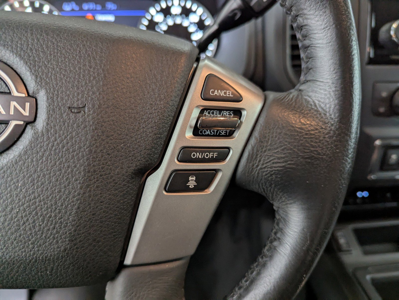 Used 2024 Nissan Titan SV w/ SV Convenience Package image 18