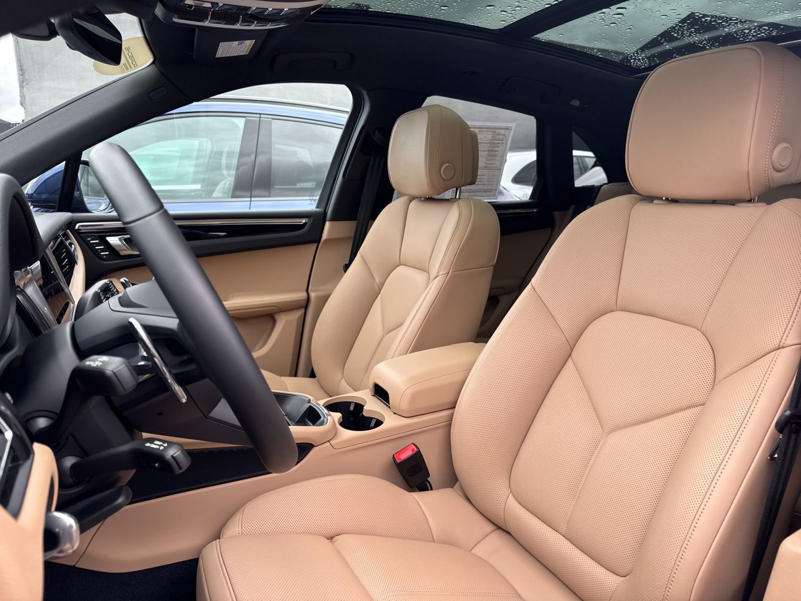 Certified 2025 Porsche Macan image 5