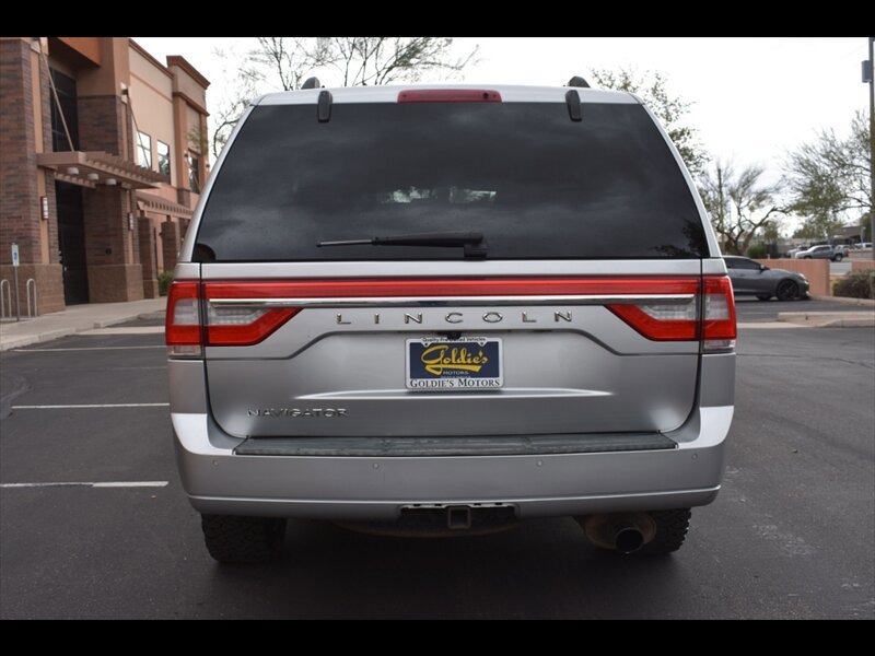 Used 2017 Lincoln Navigator Select image 9