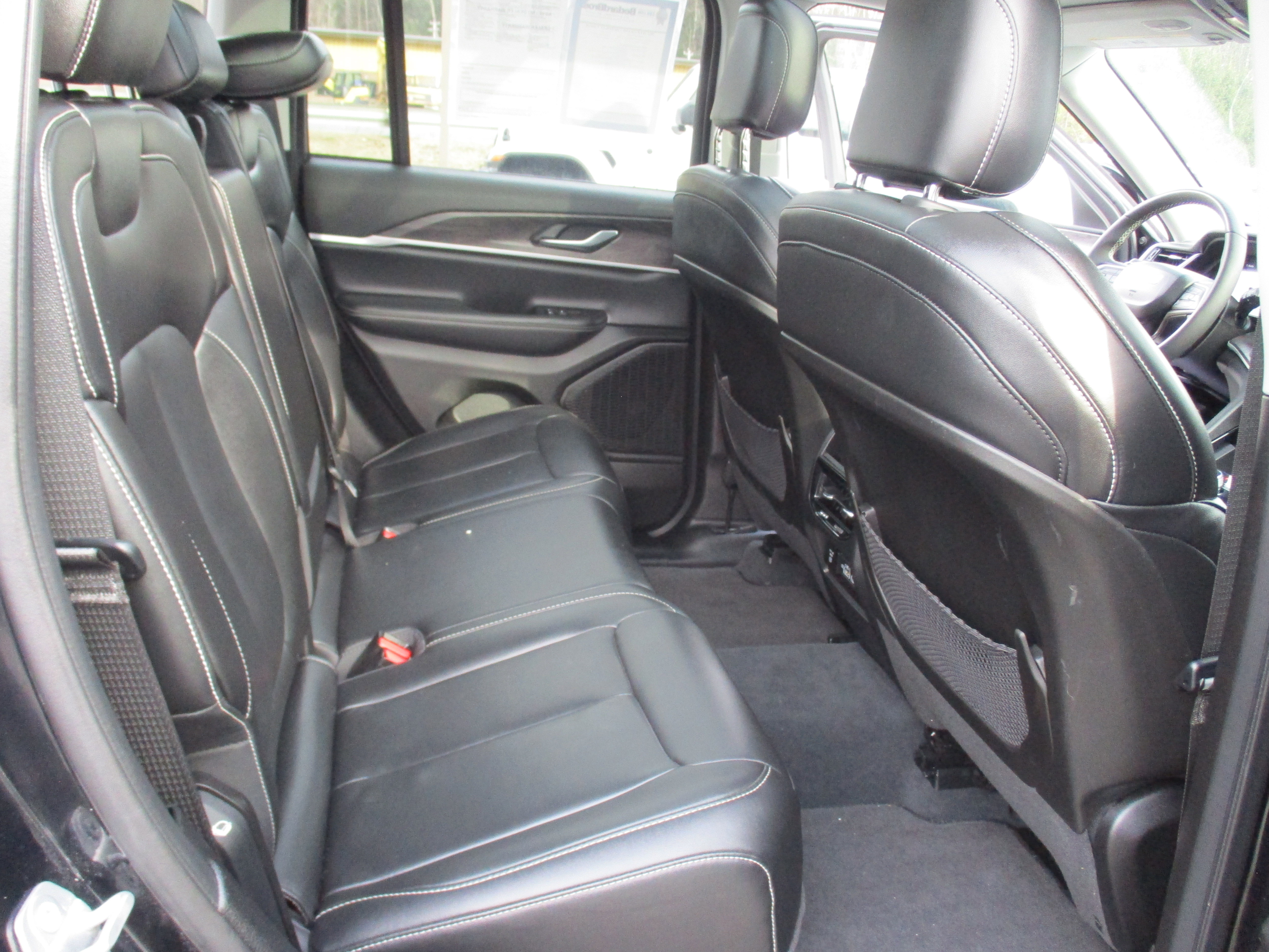 Certified 2023 Jeep Grand Cherokee Limited w/ Black Appearance Package AWD/4WD image 15