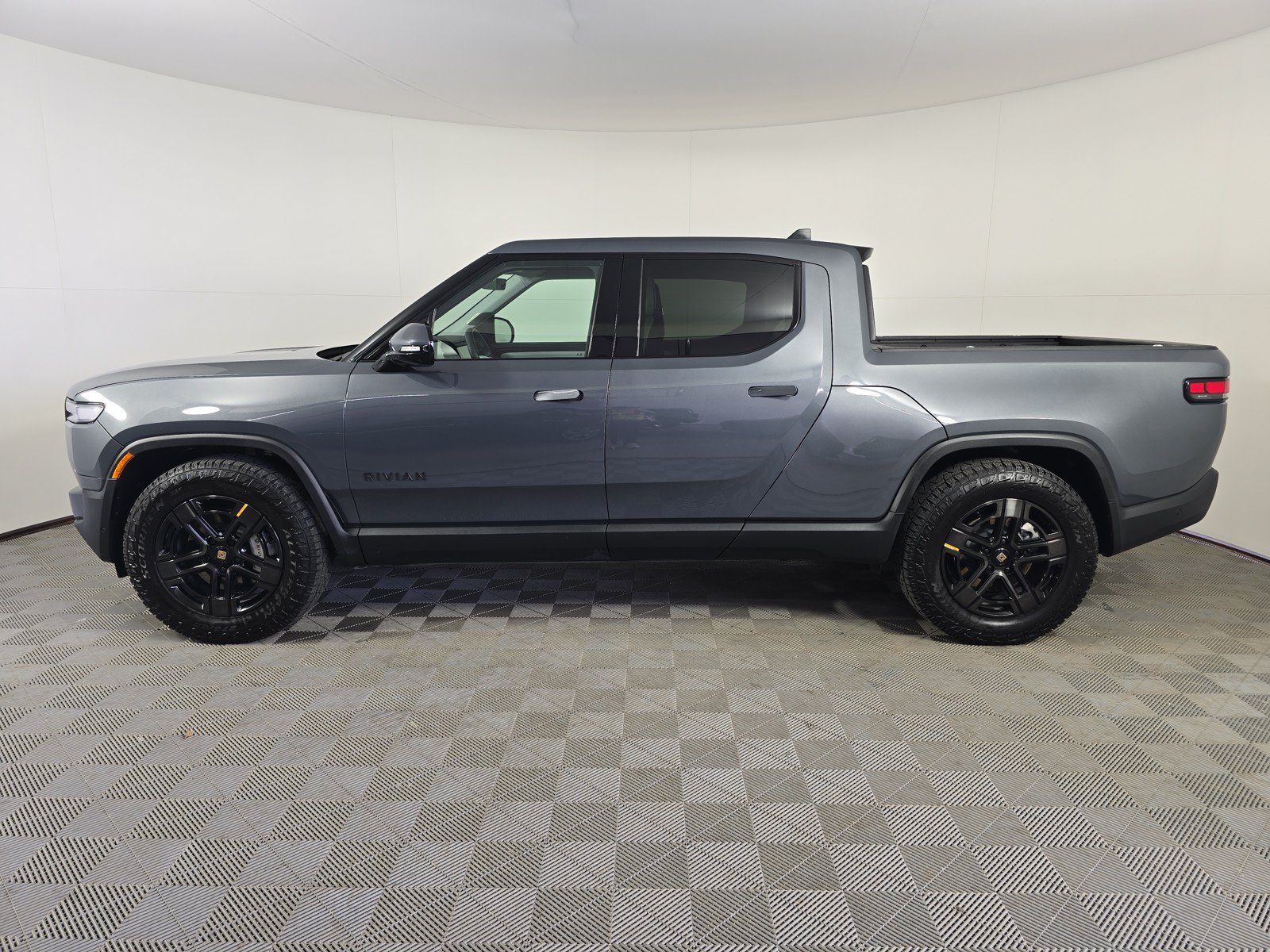 Used 2025 Rivian R1T Adventure AWD/4WD image 2