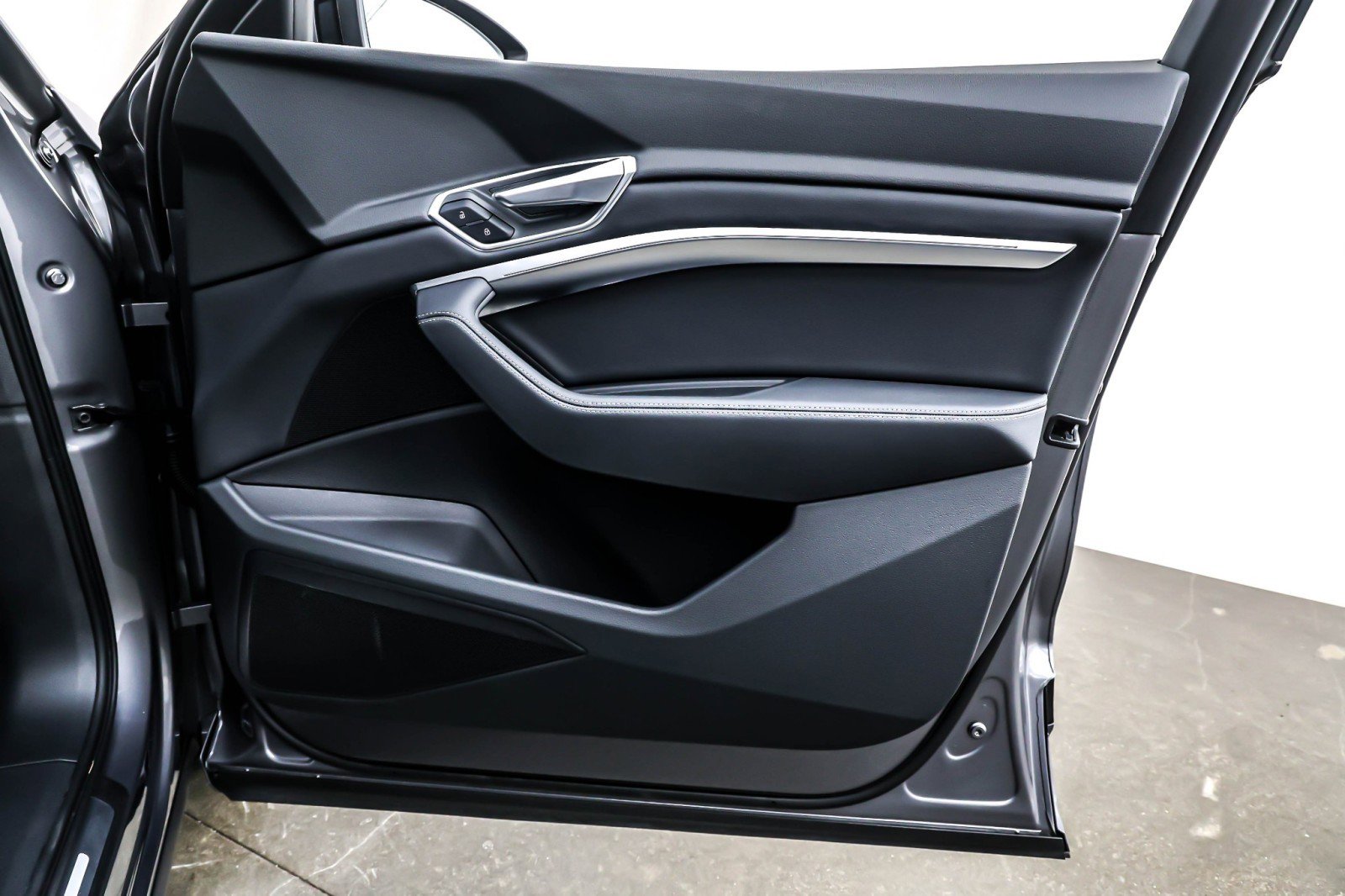 Used 2022 Audi e-tron Premium w/ Convenience Plus Package image 24