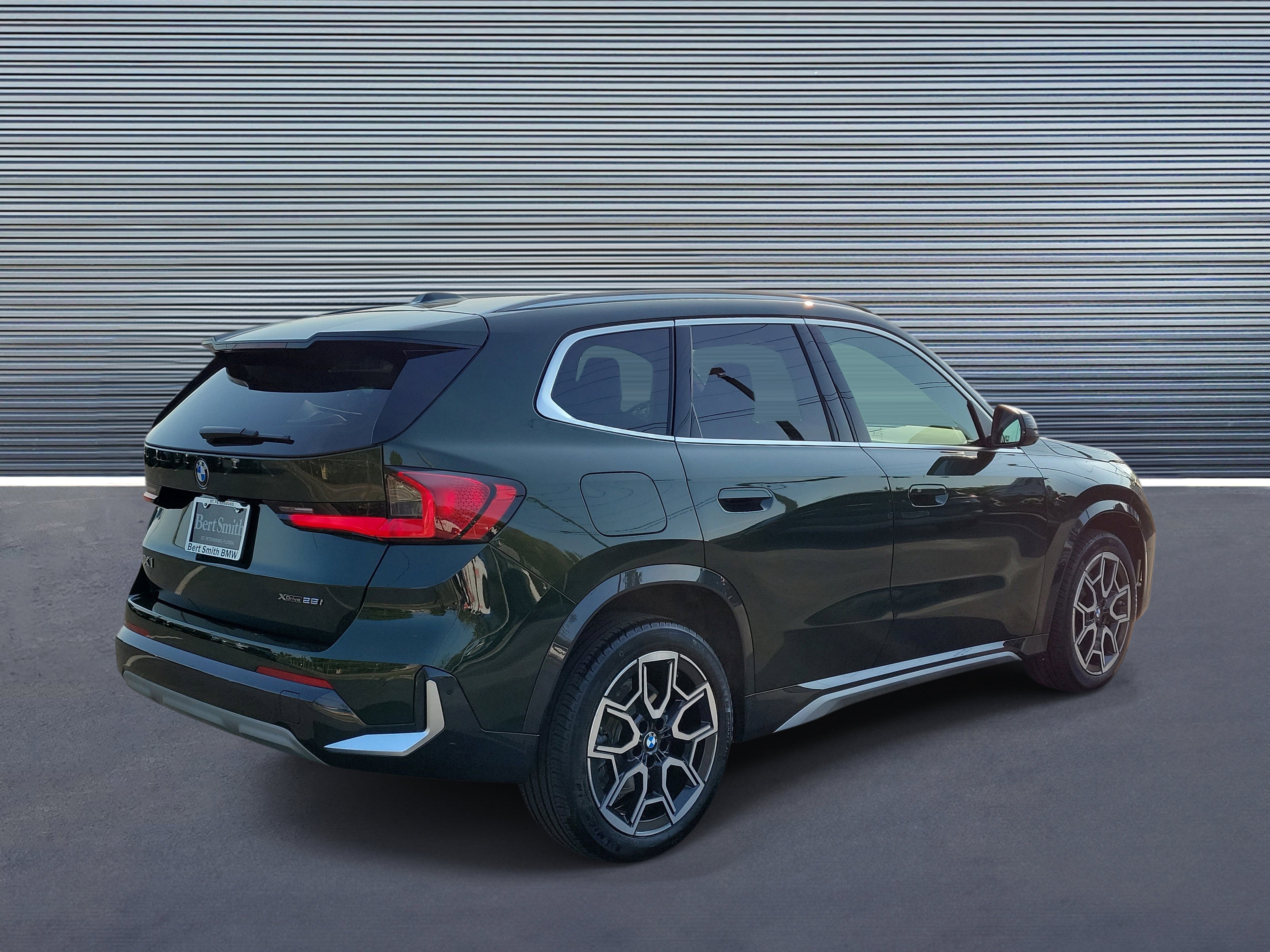 Used 2025 BMW X1 xDrive28i AWD/4WD image 3