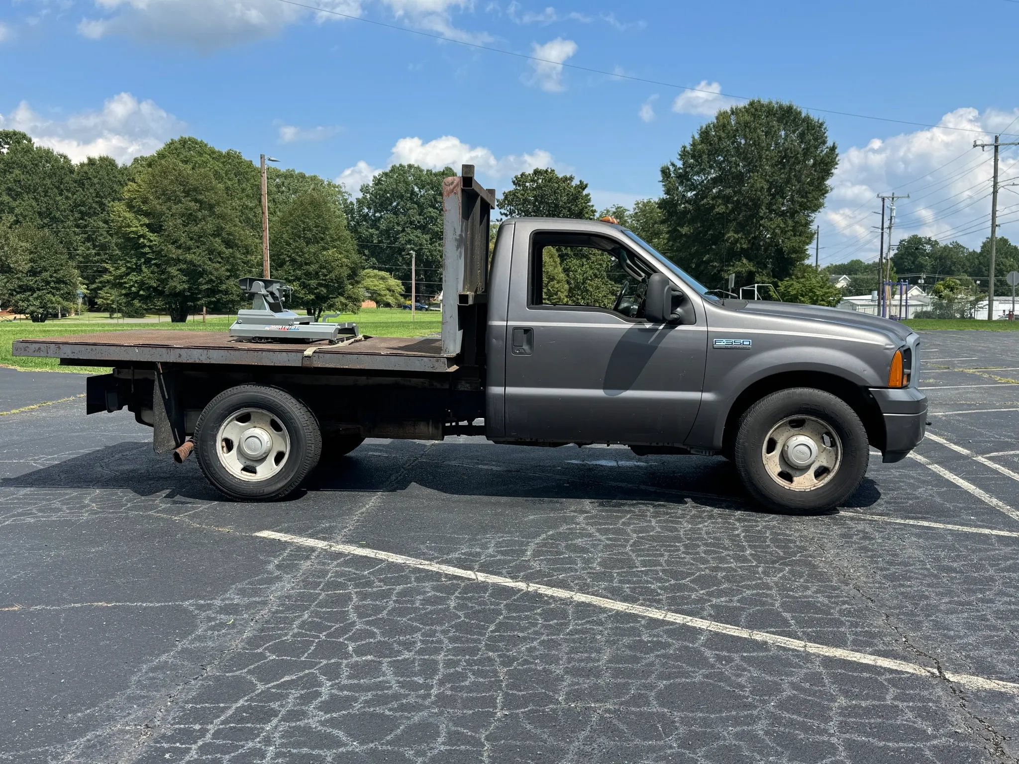 Used 2006 Ford F350 2WD Regular Cab Super Duty image 10
