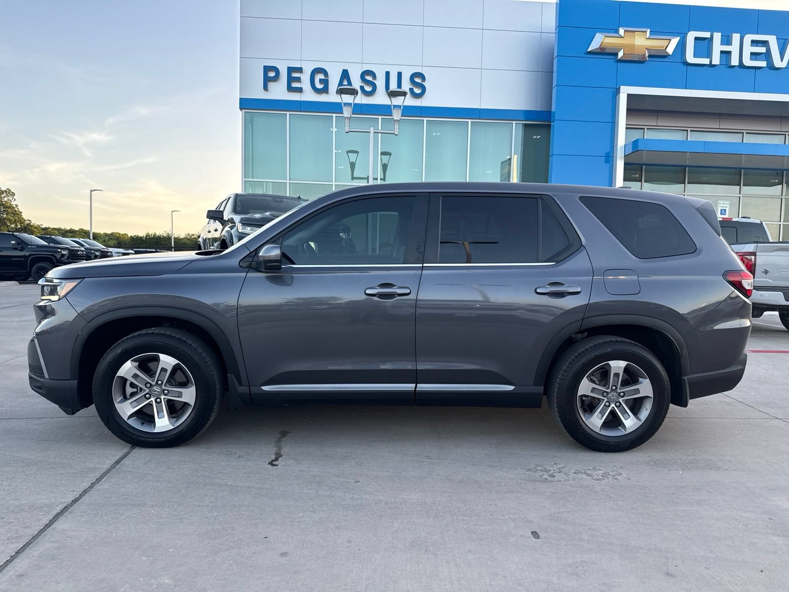 Used 2025 Honda Pilot EX-L image 2