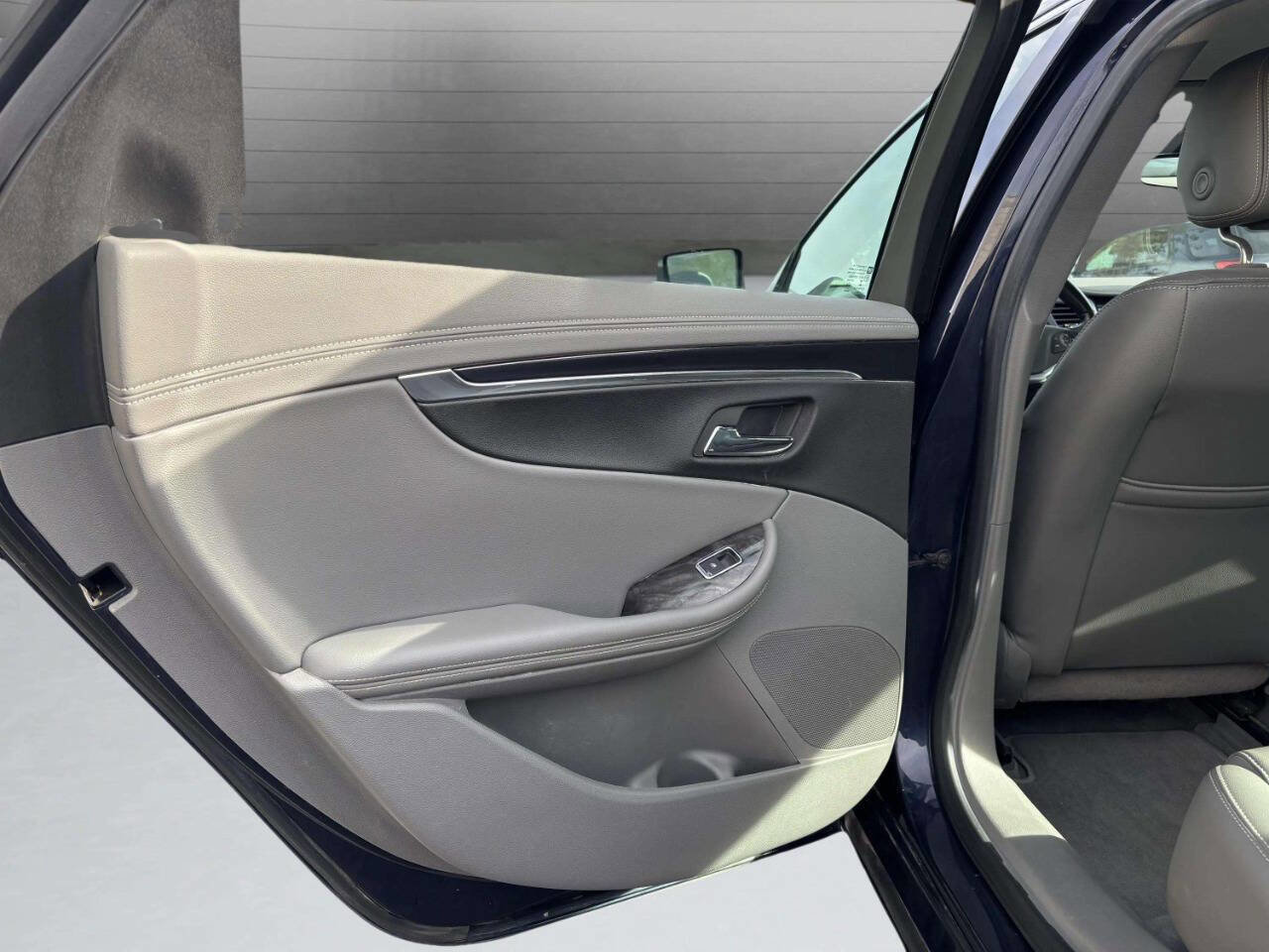 Used 2015 Chevrolet Impala LT w/ Convenience Package image 12