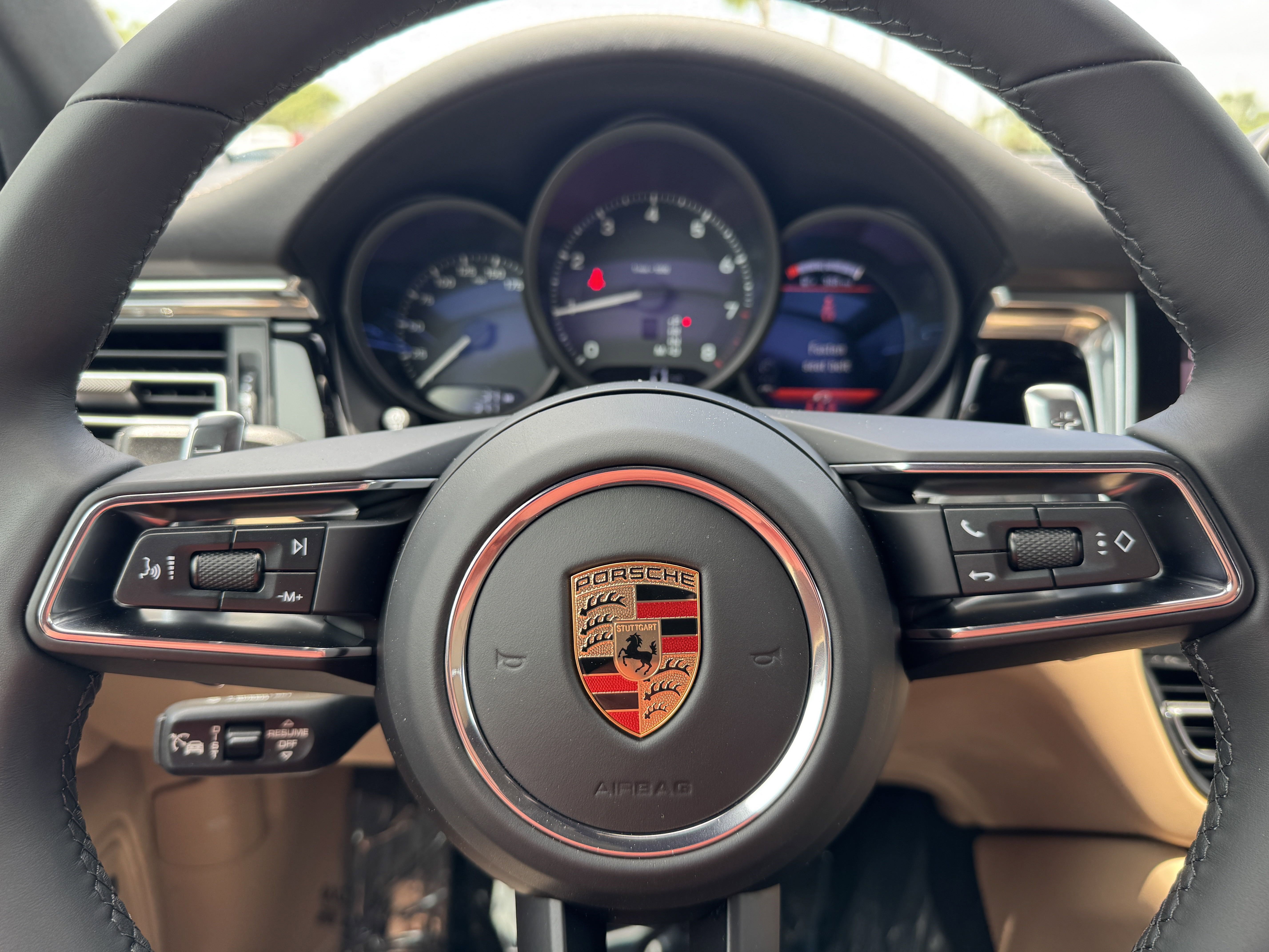 Certified 2025 Porsche Macan image 38