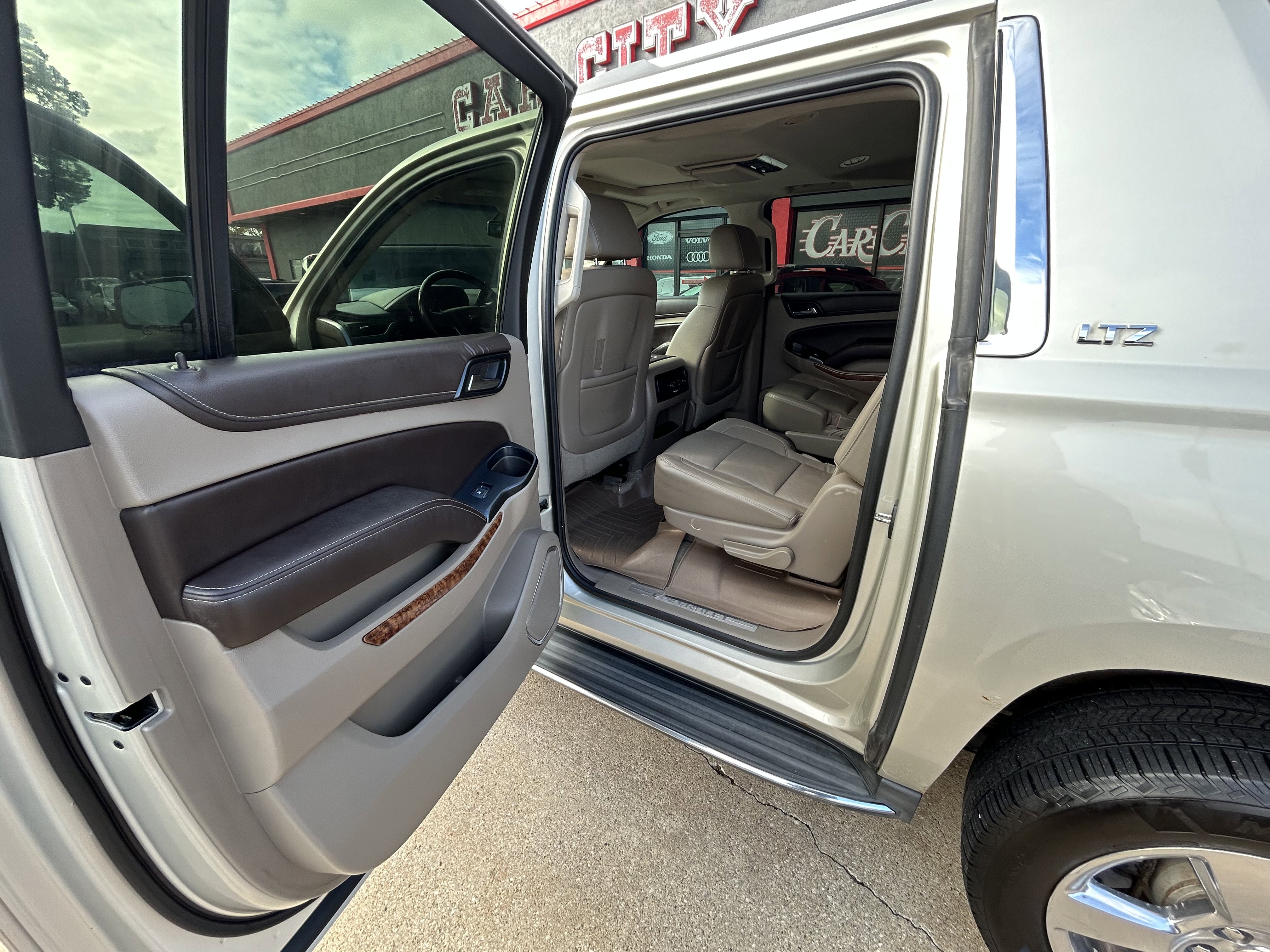 Used 2015 Chevrolet Suburban LTZ image 12