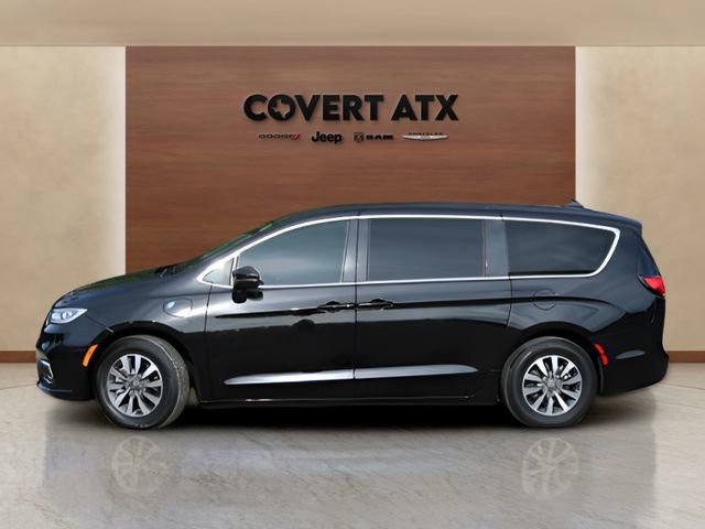 Used 2024 Chrysler Pacifica Select image 2