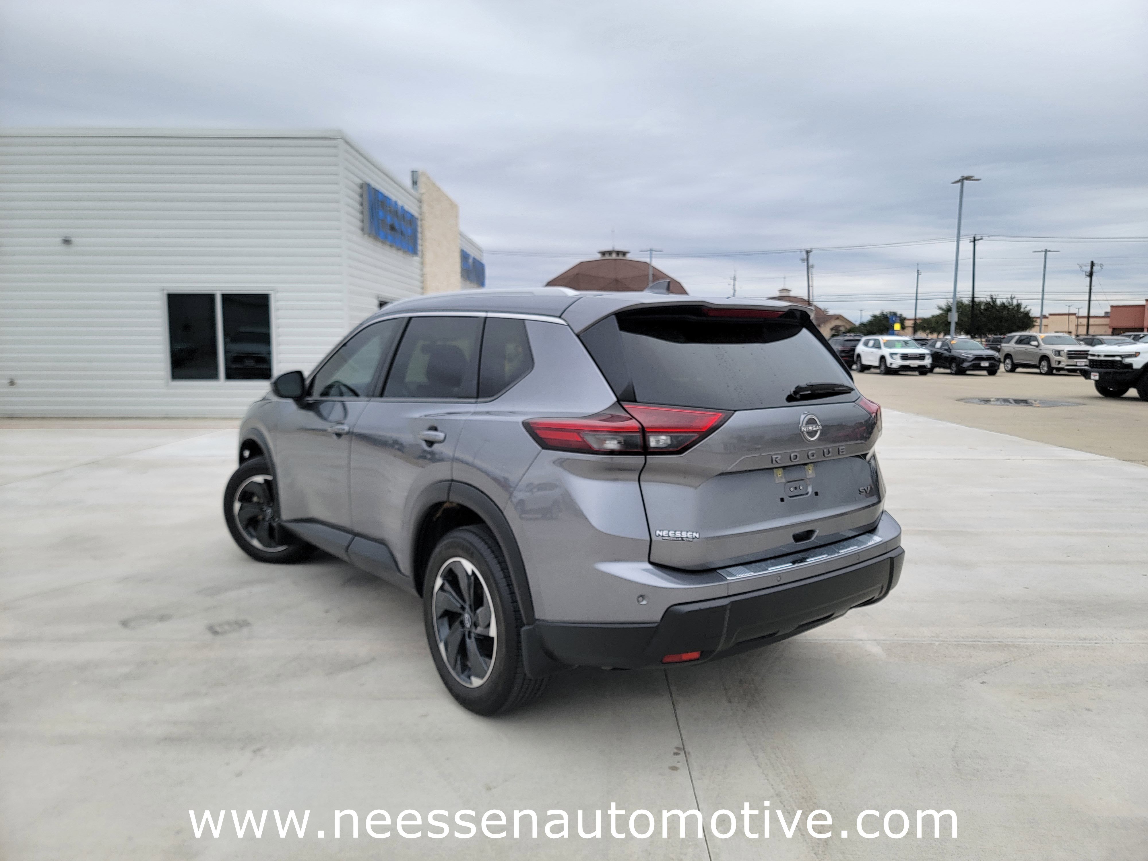 Used 2024 Nissan Rogue SV w/ SV Premium Package image 5