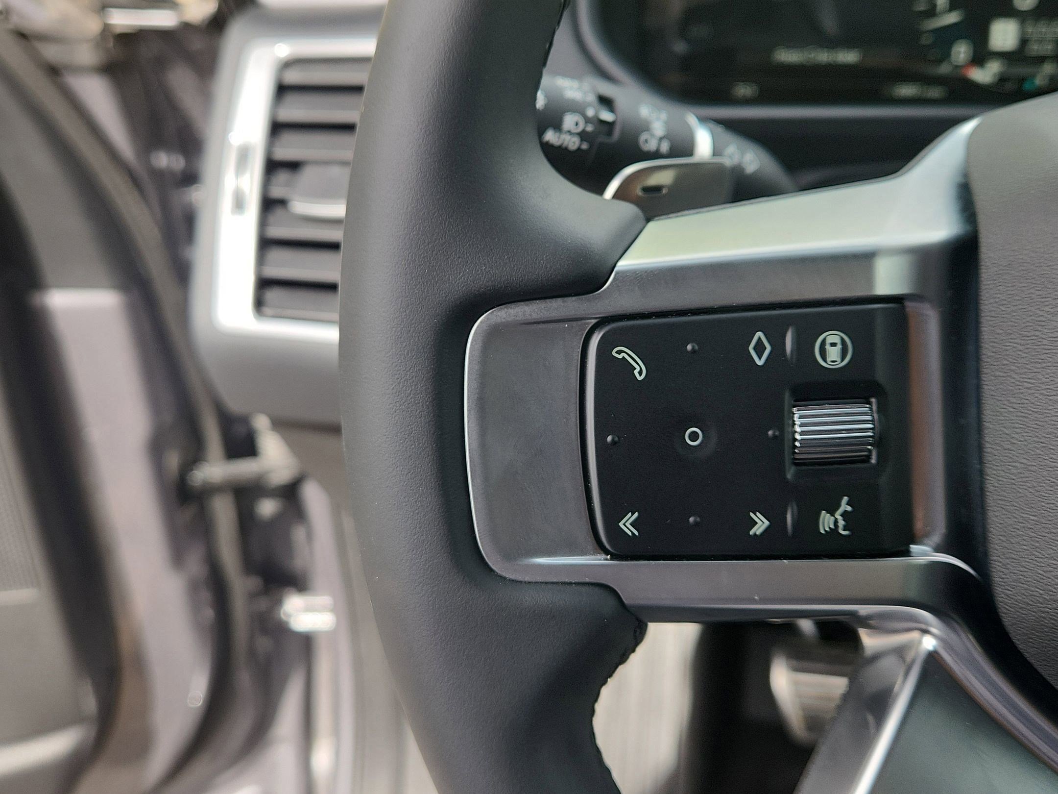 Used 2025 Land Rover Discovery Dynamic SE image 17