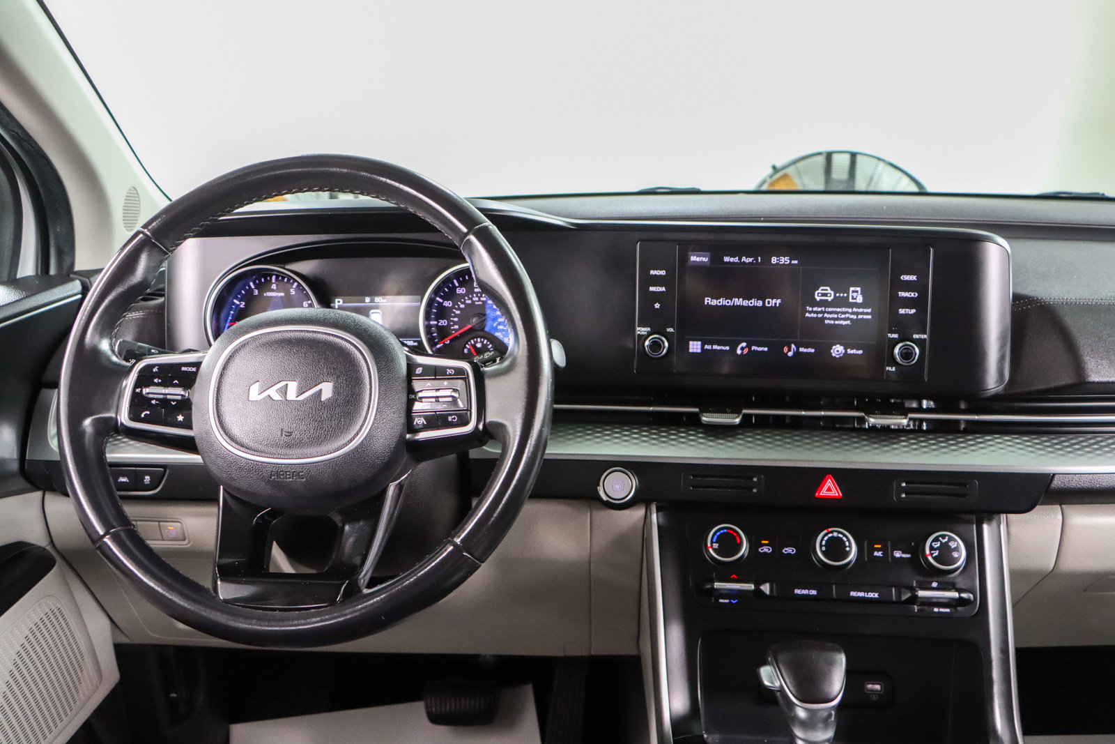 Used 2023 Kia Carnival LX FWD image 17