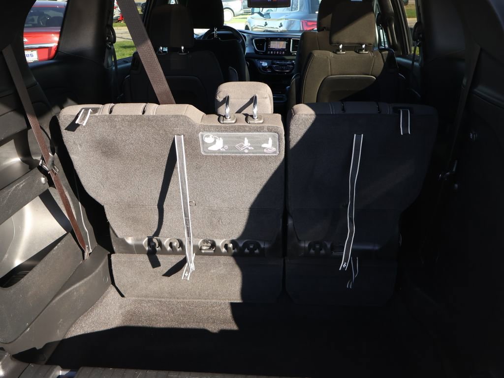 Used 2020 Chrysler Pacifica Touring w/ S Appearance Package image 9