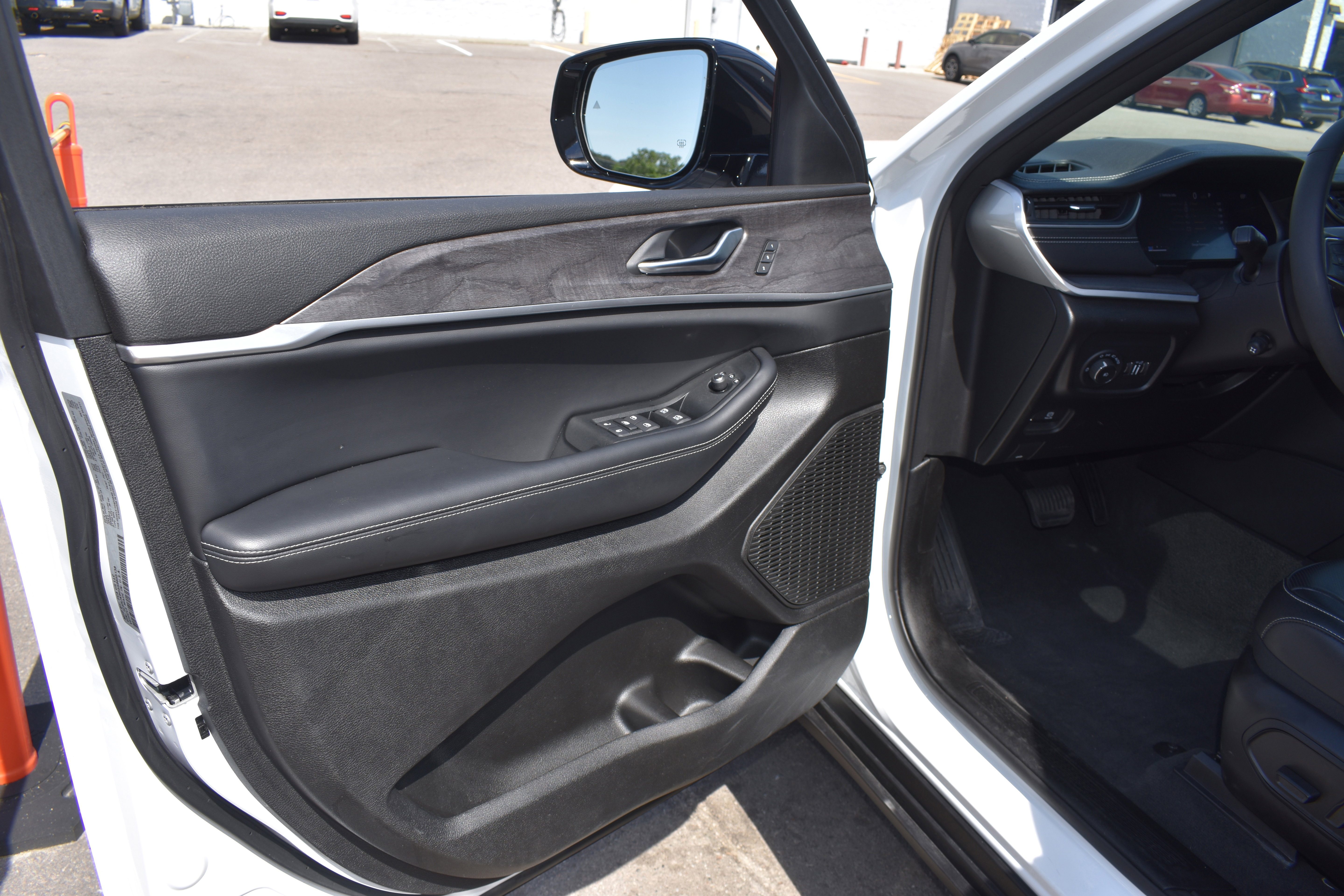Used 2025 Jeep Grand Cherokee L Limited w/ Luxury Tech Group II AWD/4WD image 24