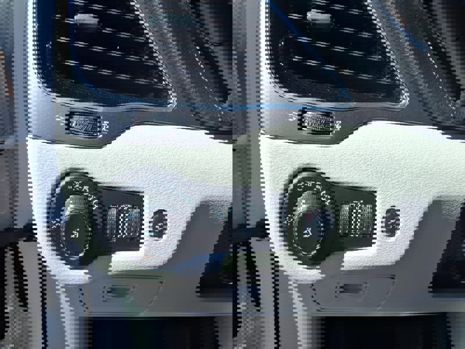 Used 2020 Jeep Cherokee Limited image 16