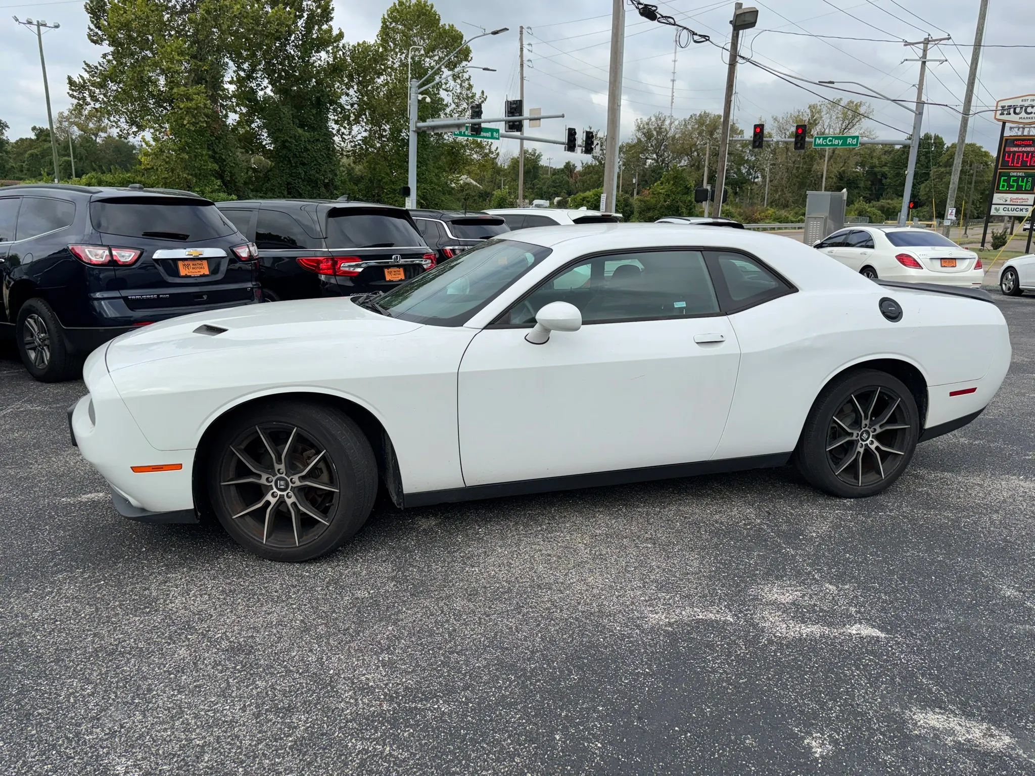 Used 2017 Dodge Challenger SXT RWD image 2
