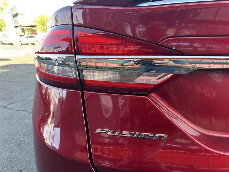 Used 2018 Ford Fusion SE w/ Equipment Group 201A FWD image 14