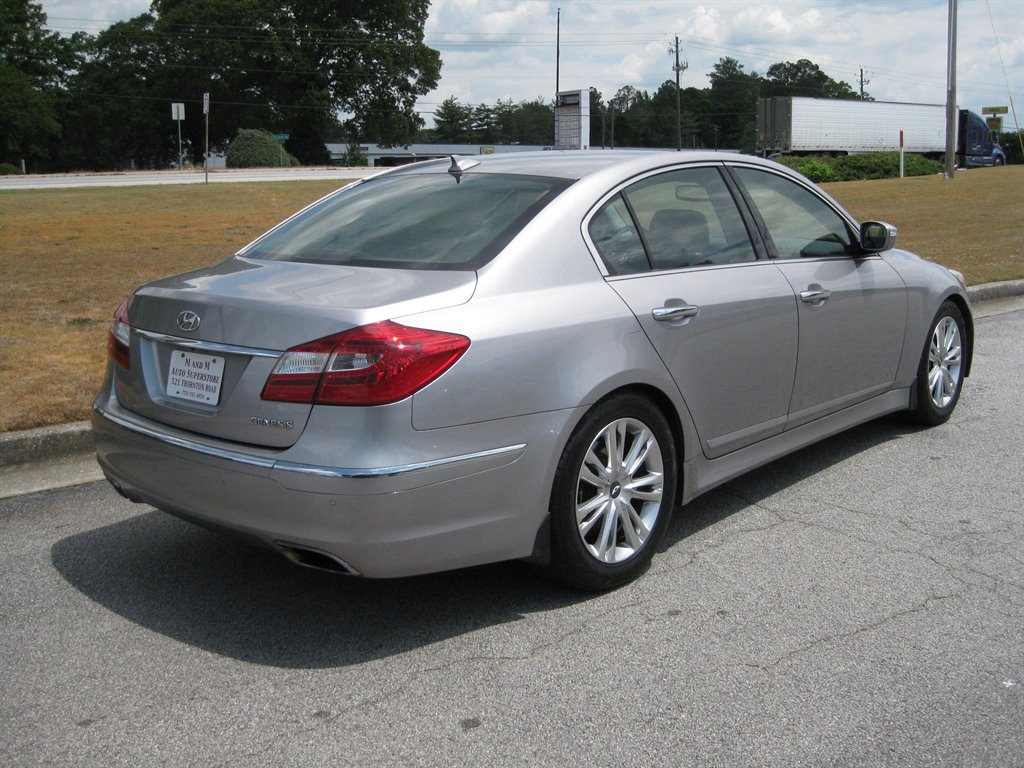 Used 2013 Hyundai Genesis 3.8 w/ Technology Pkg RWD image 4