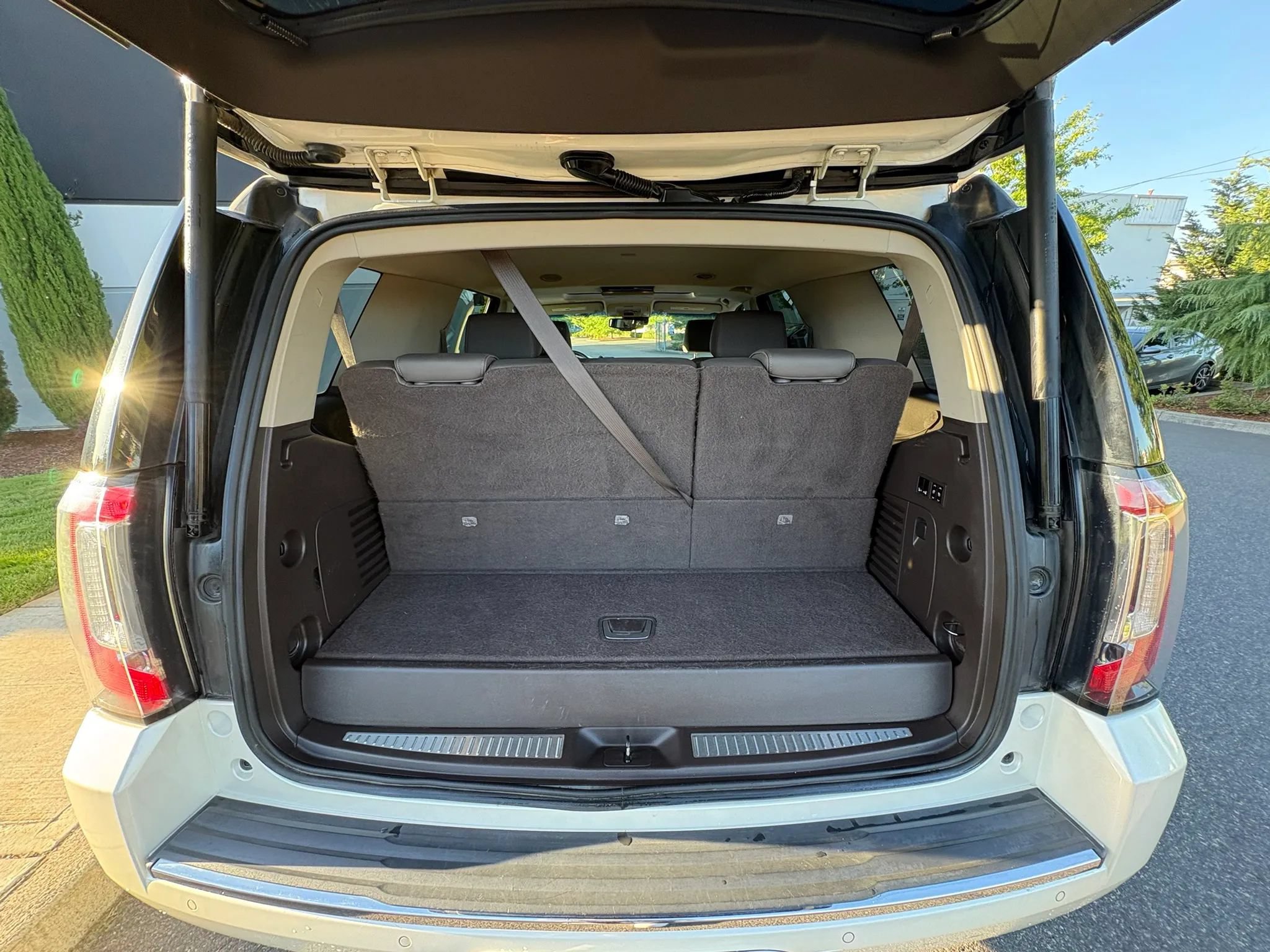 Used 2015 GMC Yukon Denali w/ Premium Package AWD/4WD image 19