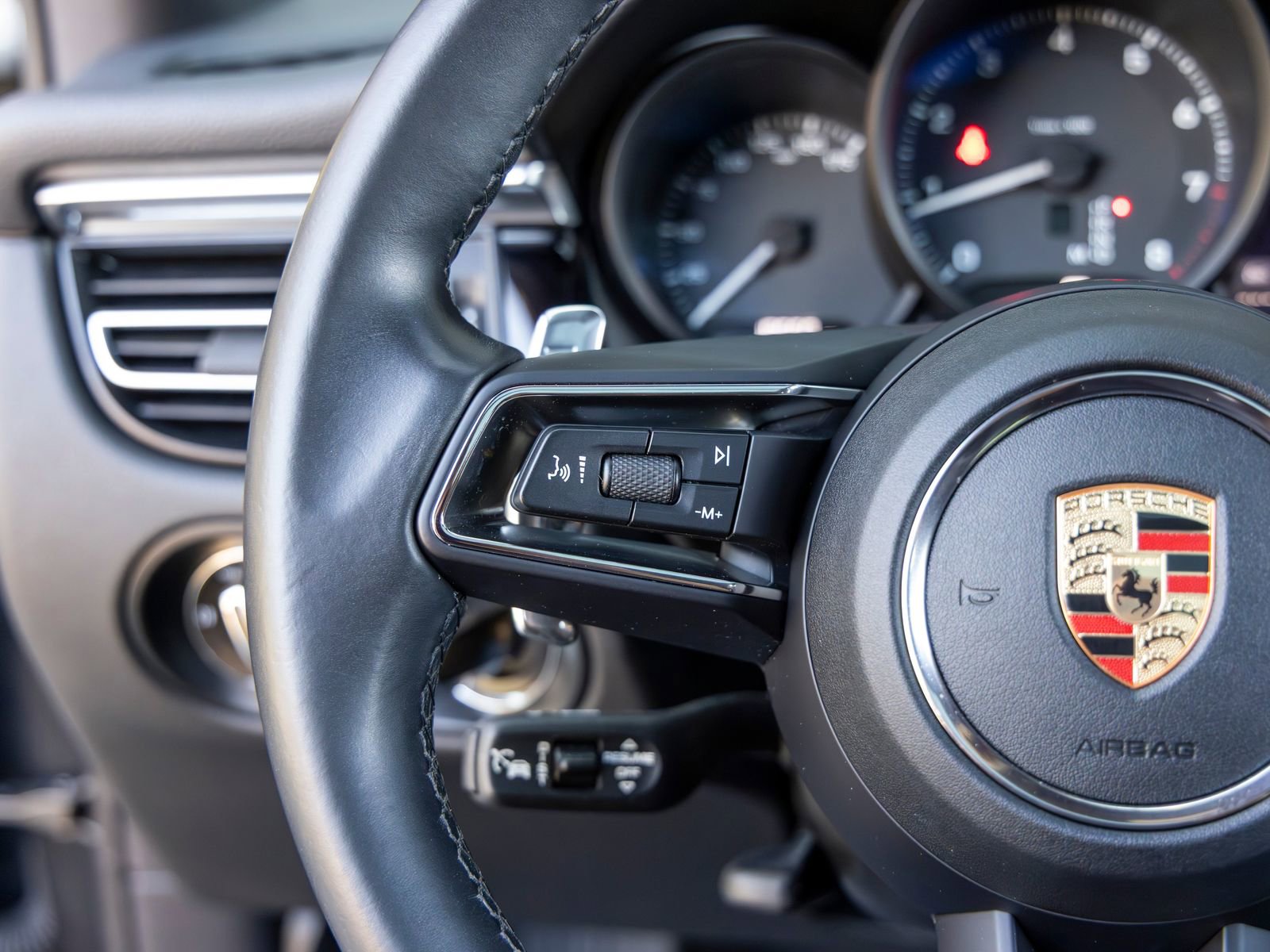 Certified 2024 Porsche Macan image 31