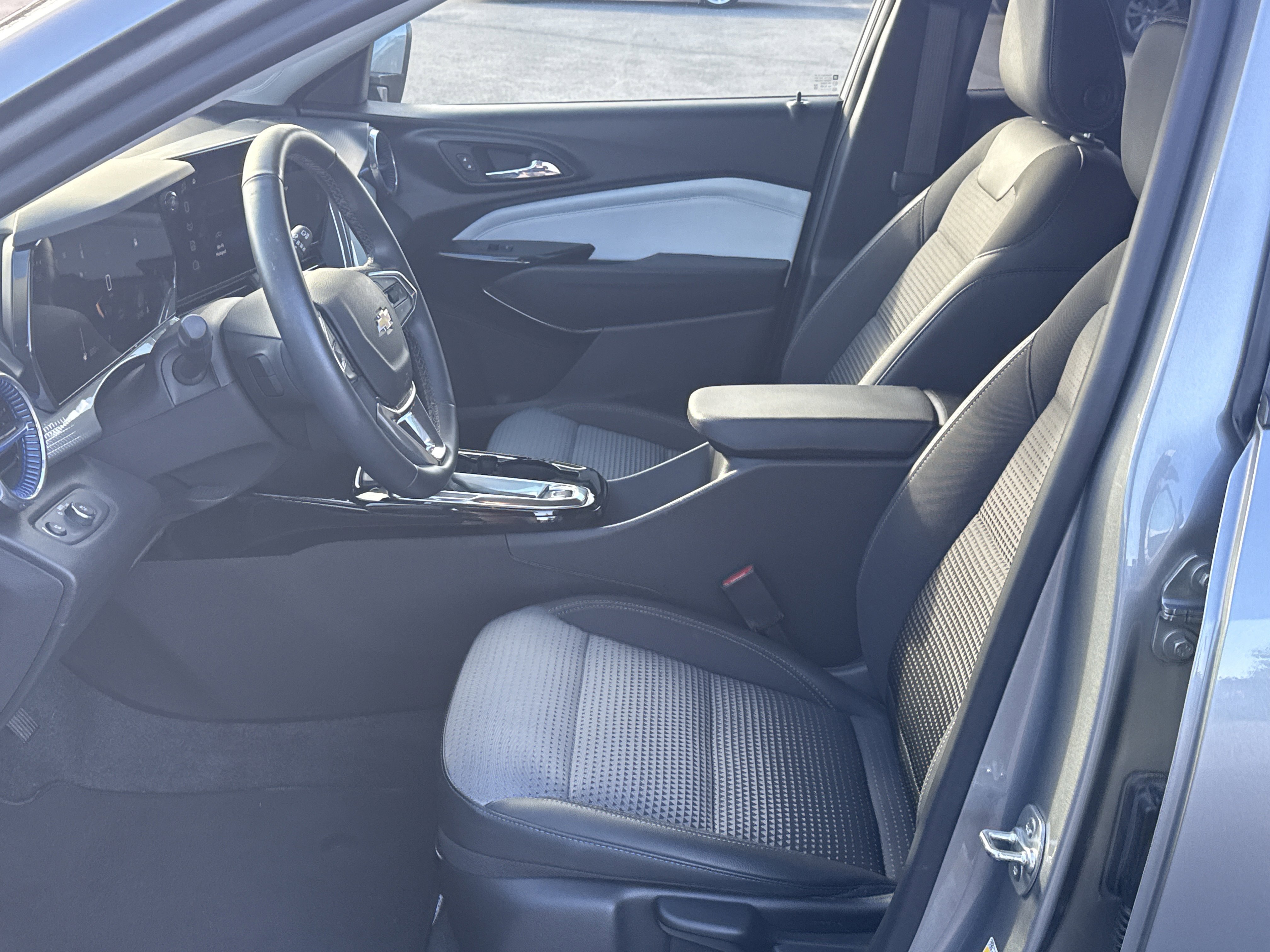 Used 2025 Chevrolet Trax LT w/ LT Convenience Package image 12