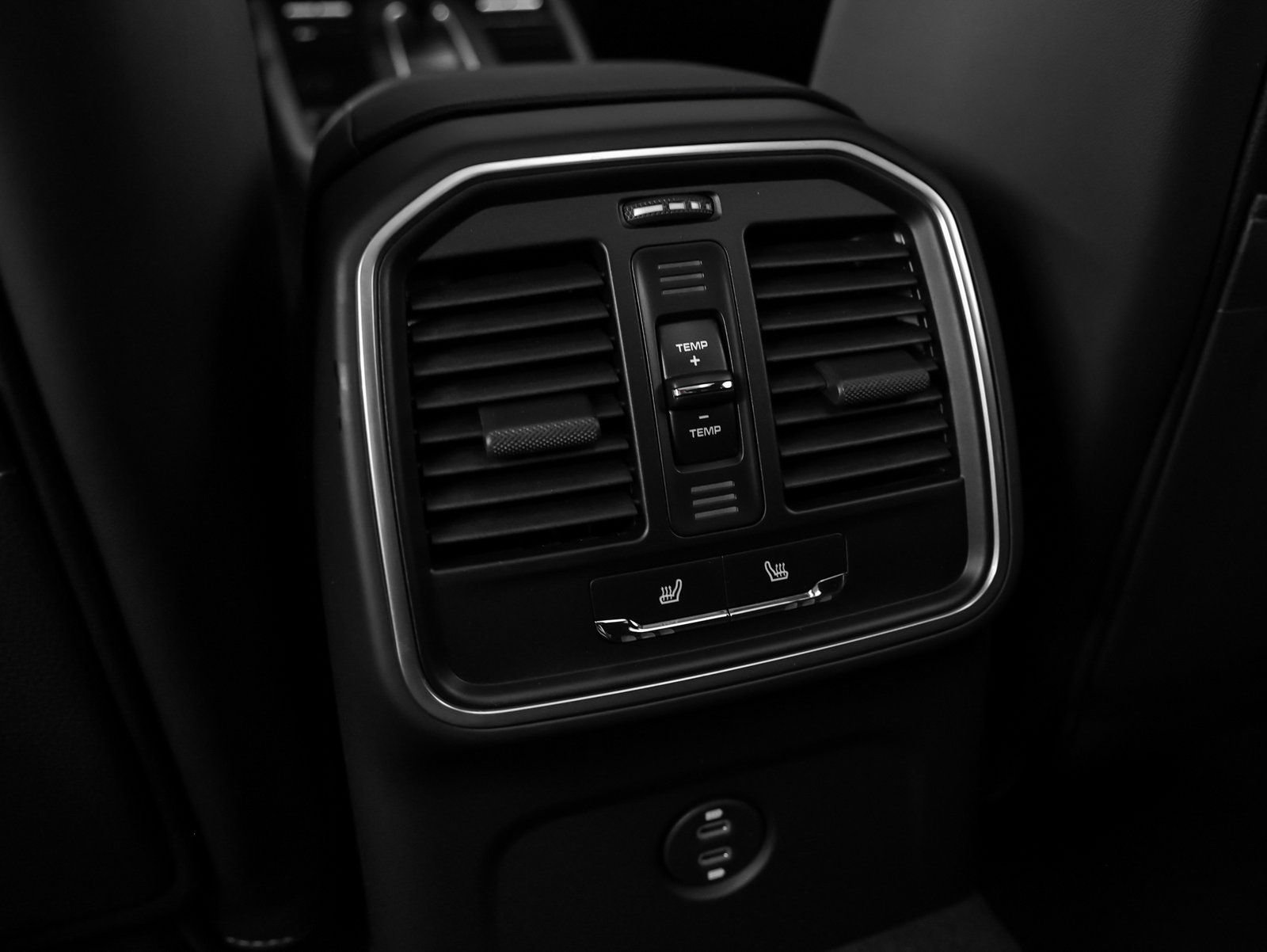 Certified 2025 Porsche Macan image 38