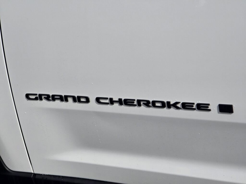 Used 2023 Jeep Grand Cherokee Altitude image 14