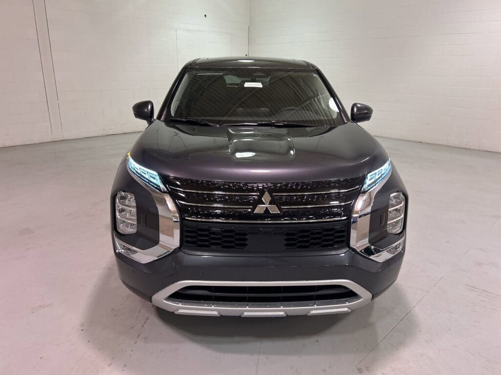 New 2025 Mitsubishi Outlander SE image 2