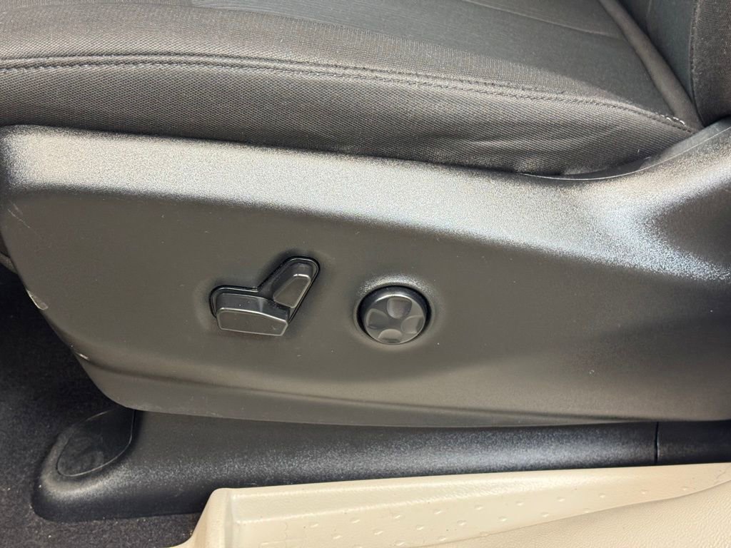 Used 2023 Chrysler Voyager LX FWD image 10