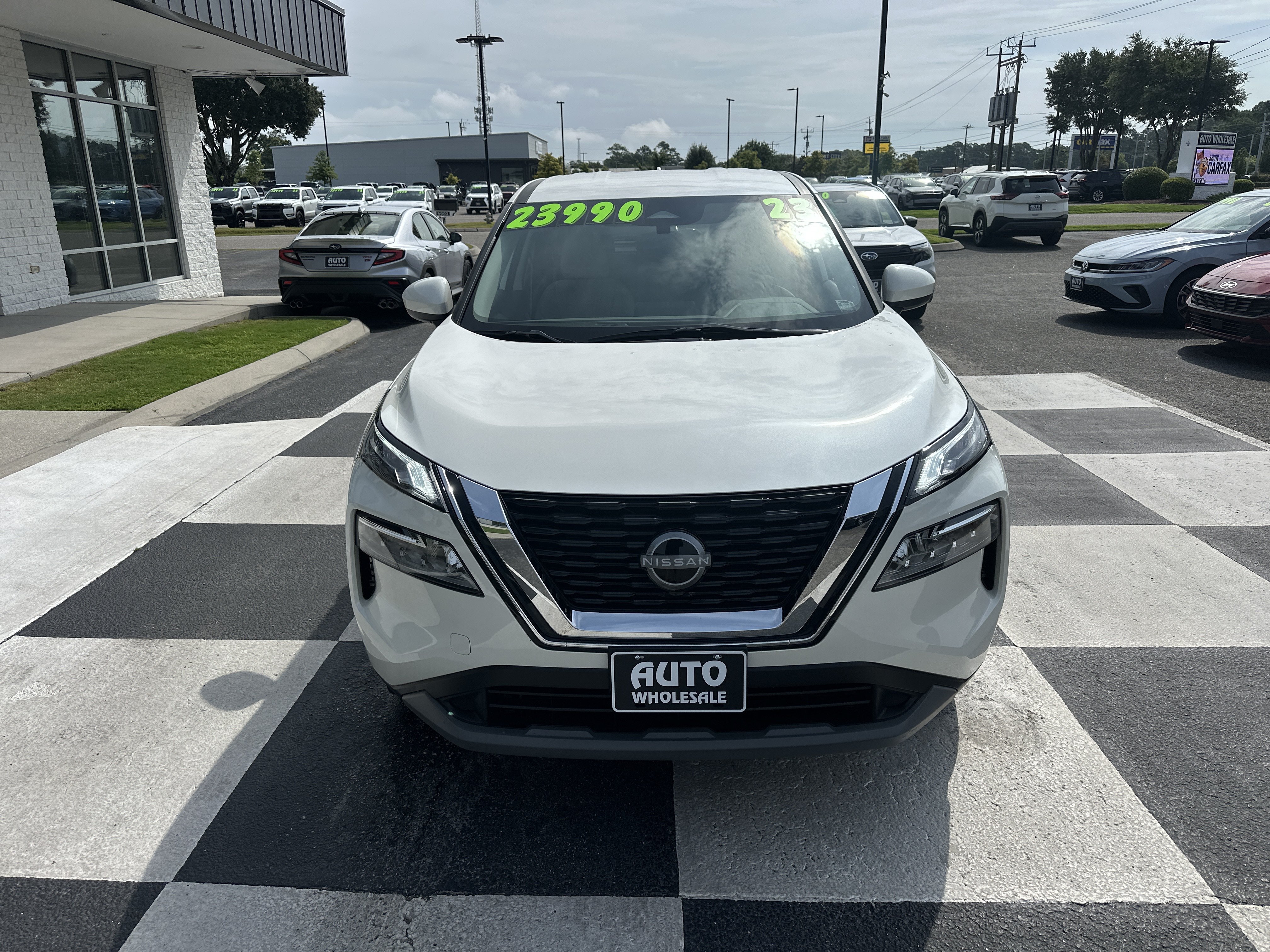 Used 2023 Nissan Rogue SV FWD image 2