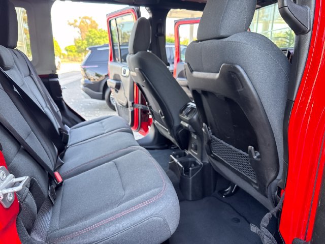 Used 2025 Jeep Wrangler Unlimited Rubicon w/ Convenience Group AWD/4WD image 32