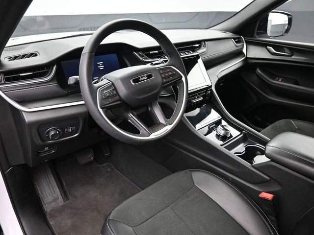 Used 2025 Jeep Grand Cherokee Altitude image 12