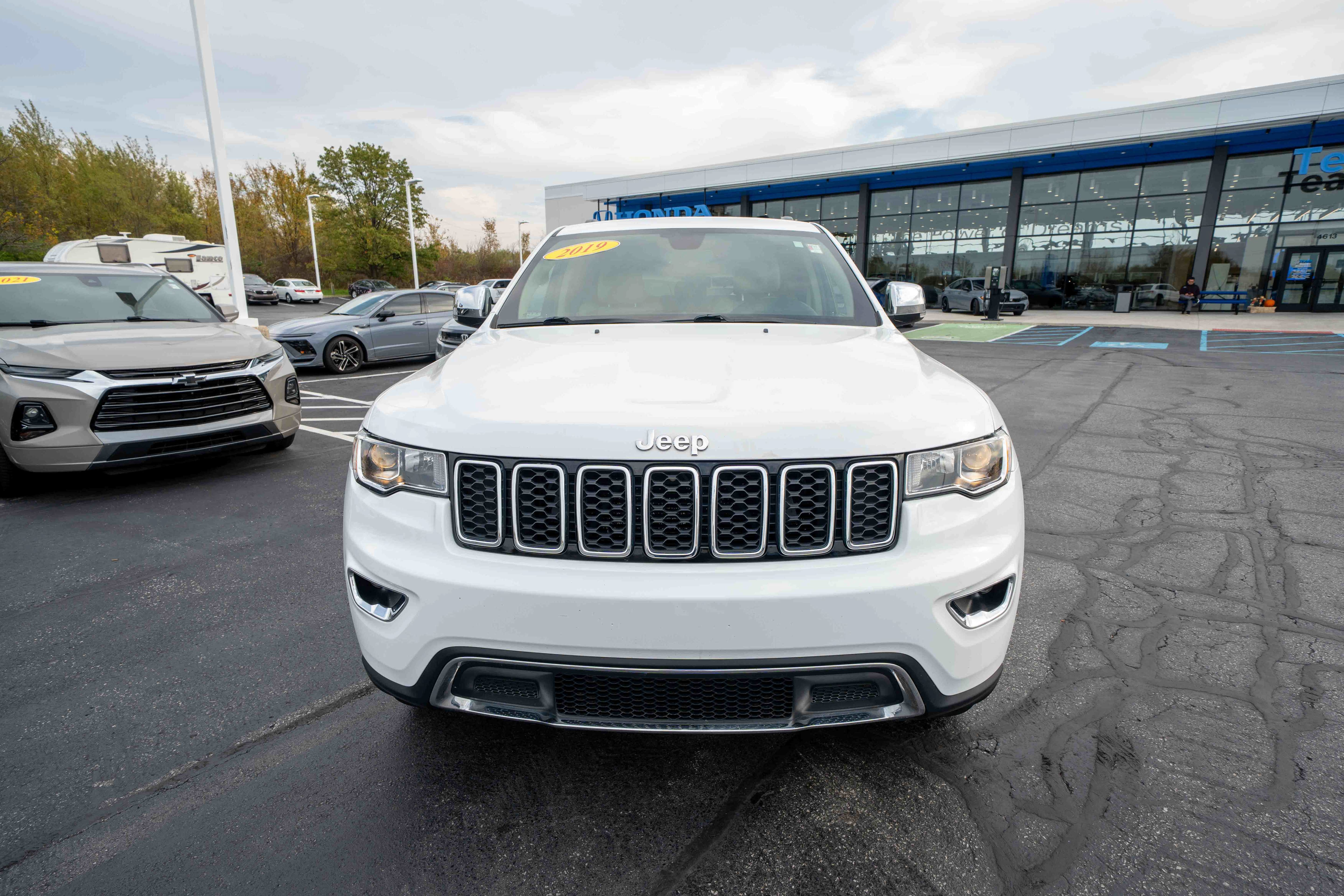 Used 2019 Jeep Grand Cherokee Limited AWD/4WD image 2