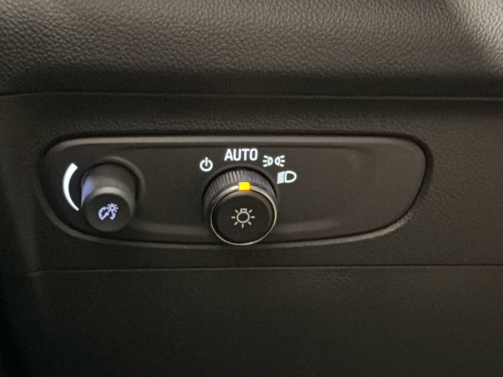 Used 2023 Buick Envision Essence image 43