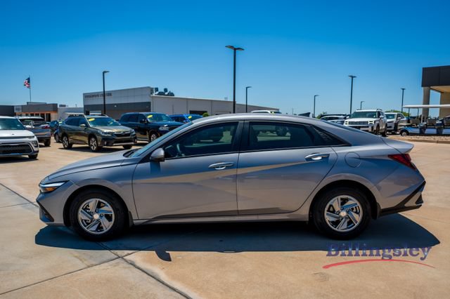 Used 2026 Hyundai Elantra SE FWD image 2