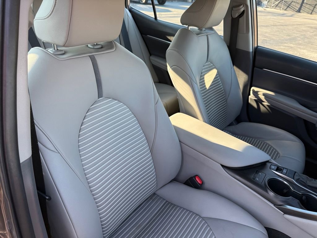 Used 2021 Toyota Camry SE w/ Cold Weather Package image 18