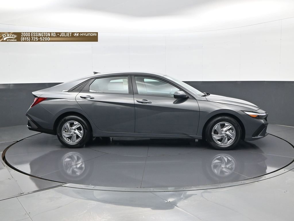 Certified 2024 Hyundai Elantra SE FWD image 4