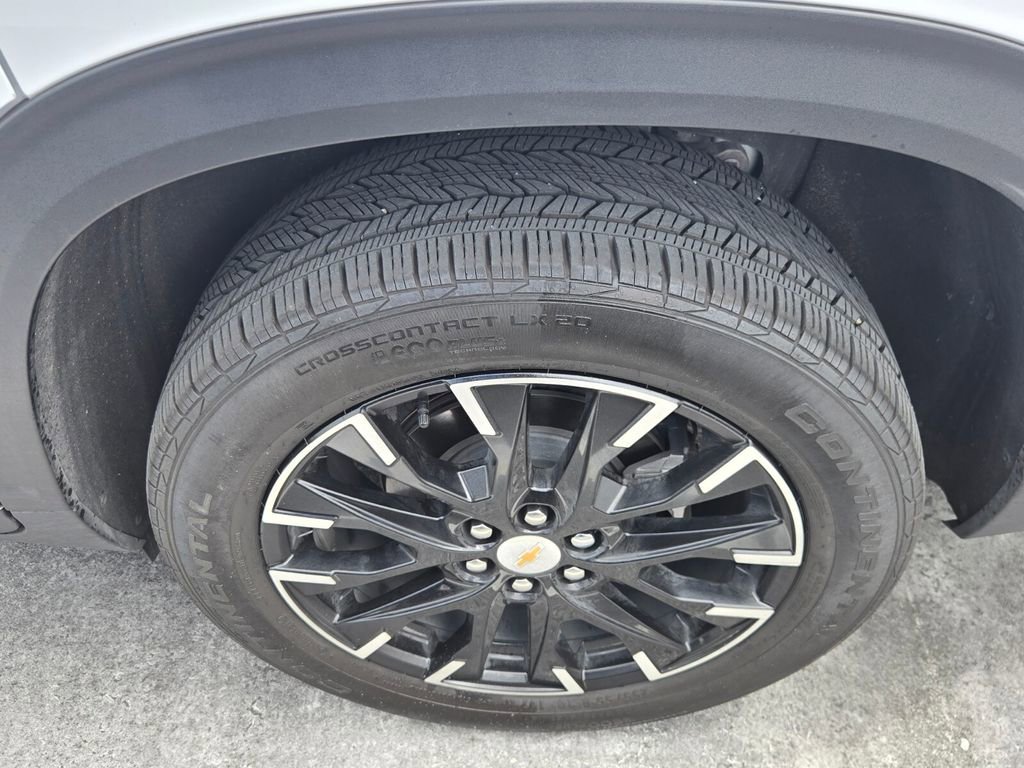 Used 2025 Chevrolet Traverse LT w/ Sun and Wheel Package FWD image 6