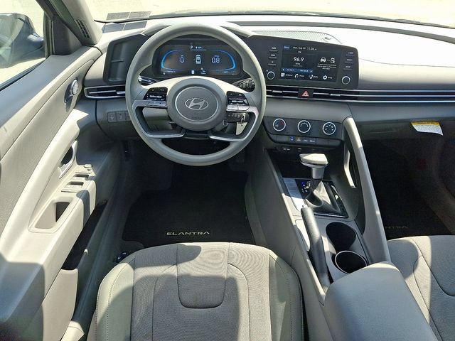 Certified 2026 Hyundai Elantra SE FWD image 11