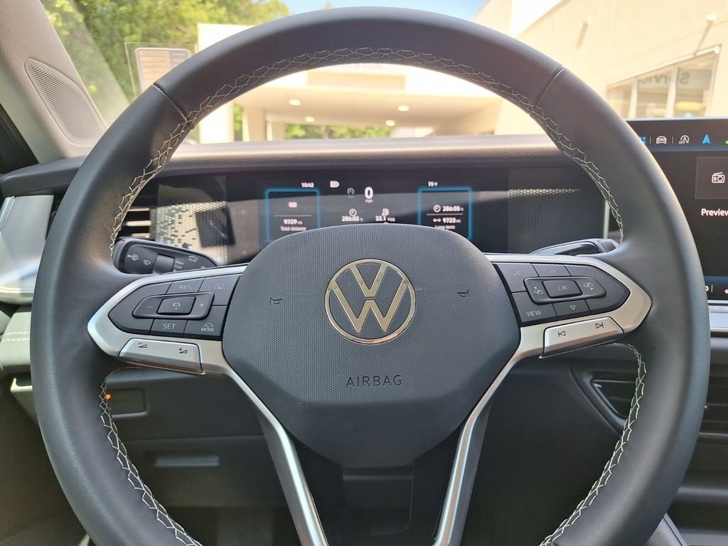 Used 2025 Volkswagen Tiguan SE FWD image 17