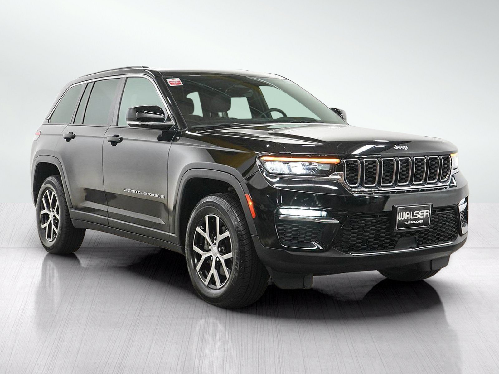 Used 2024 Jeep Grand Cherokee Limited AWD/4WD image 7