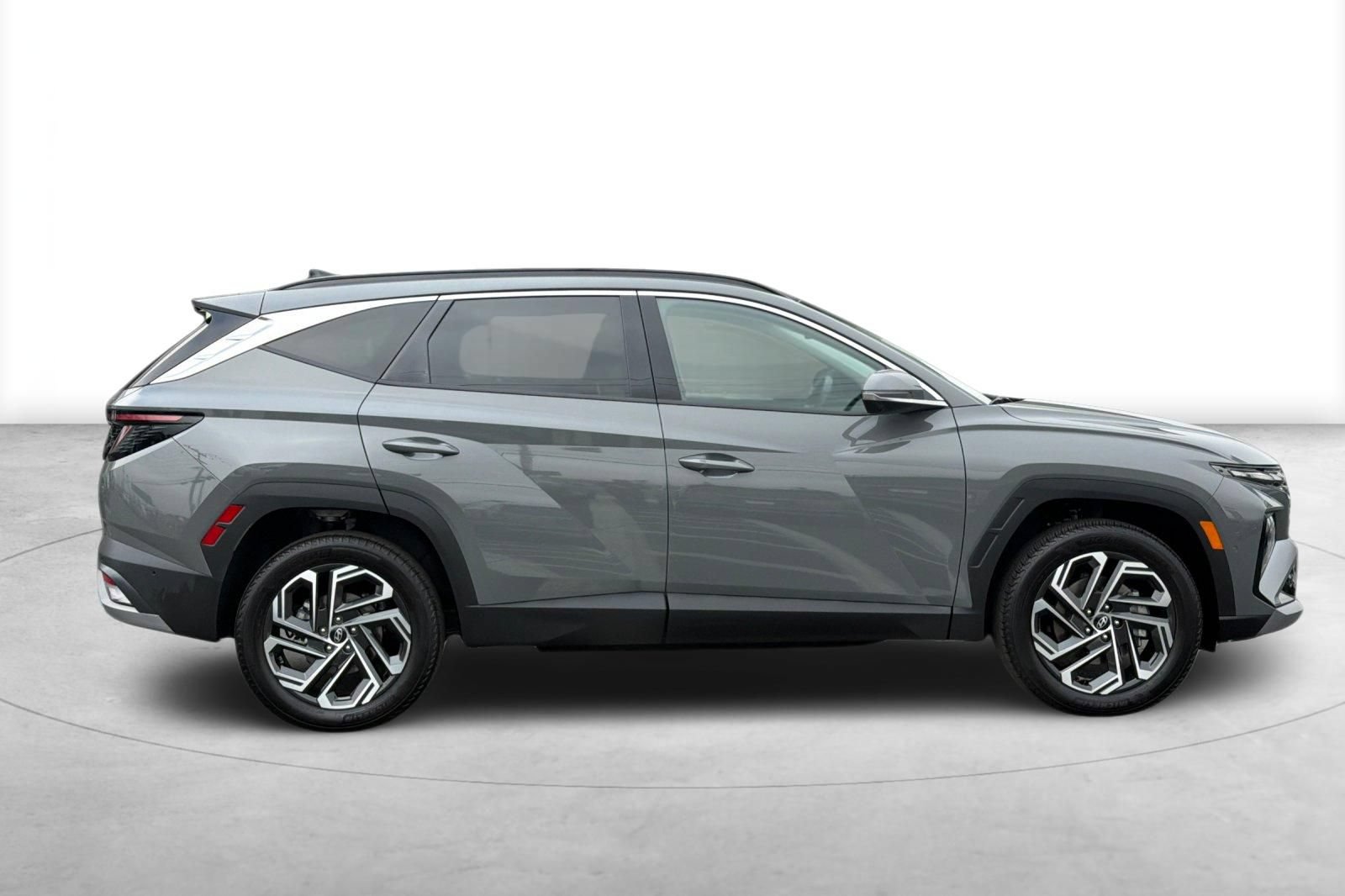 Certified 2025 Hyundai Tucson Limited AWD/4WD image 9
