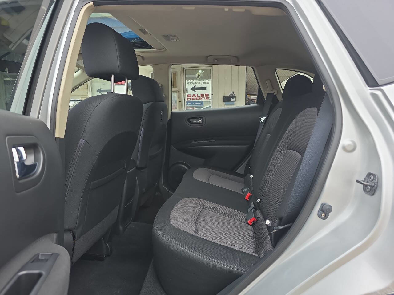 Used 2011 Nissan Rogue SV w/ Premium Pkg image 11