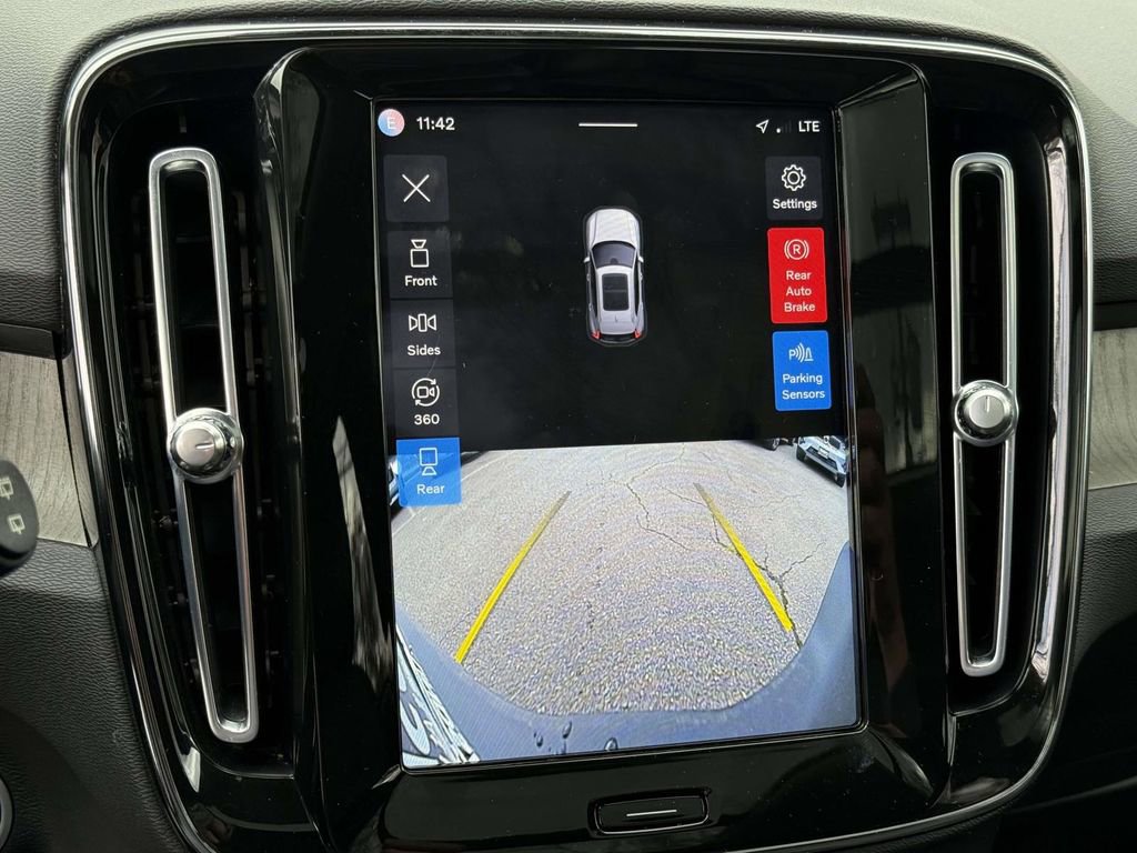 Used 2023 Volvo XC40 B5 Plus w/ Driver Assist Package AWD/4WD image 7