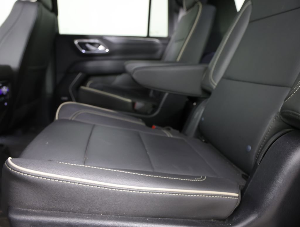 Used 2024 GMC Yukon XL SLT w/ SLT Luxury Package image 2