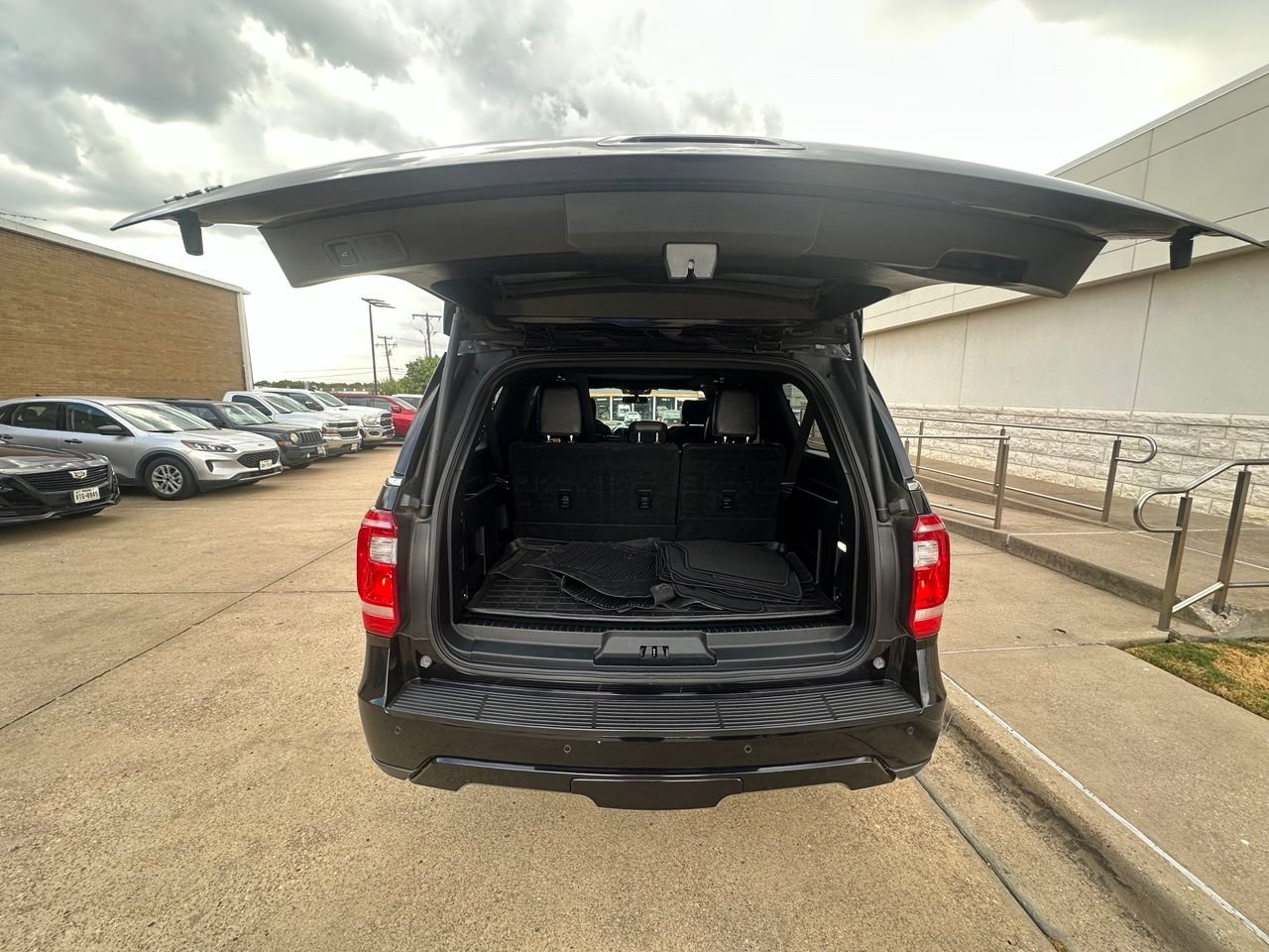 Used 2020 Ford Expedition Max XLT w/ Equipment Group 202A AWD/4WD image 12