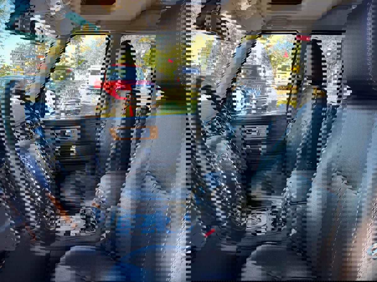 Used 2015 Land Rover LR4 HSE image 19