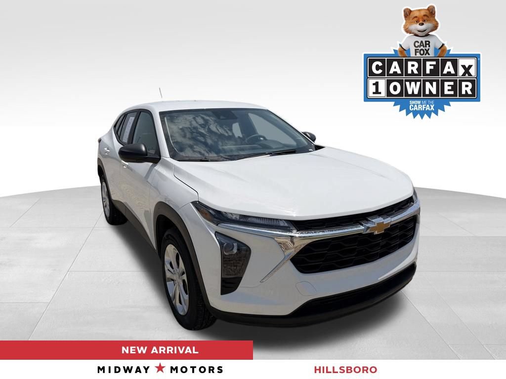 Used 2026 Chevrolet Trax LS FWD image 1